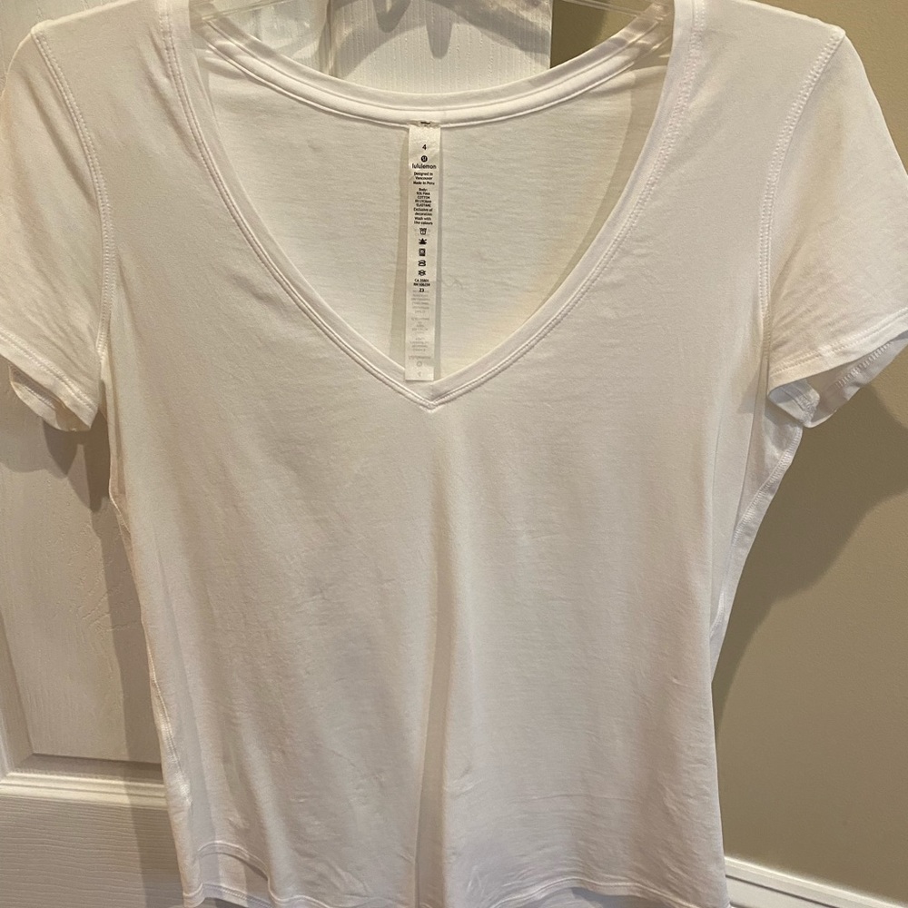 Women’s Lululemon Vneck shirt.